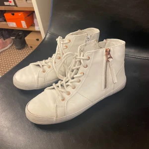 Skor - Jättefina skor från Duffy, säljer på grund av att de är för små, använt fåtal gånger, 