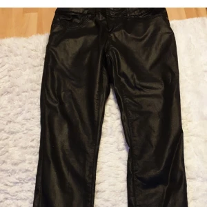 Superfina byxor i skinnimitation  - Härliga mjuka byxor I skinnimitation I strl 29/34 med knapp och dragkedja som du knäpper med. Bakfickor och även fickor fram . Upplever dom små I storleken, mer som S därav bara använda 1 ggr då dom var taighta I midjan för mig. Nyskick. Katt finns I