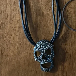 Halsband - Svart Strass dödskalle halsband💗