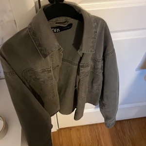 Grön zara jeansjacka  - Vet ej än om jag säljer men tänker se om nån är intresserad, använts några gånger men är som ny, pris kan diskuteras 