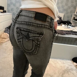 Gråa jeans  - True religion jeans i grå färg. Straight modell 🥰🥰