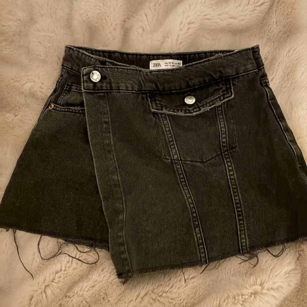 Jeanskjol framme men shorts där bak, svinsnygg, från zara barn storlek 13-14 men skulle nog säga XS💕. Kjolar.