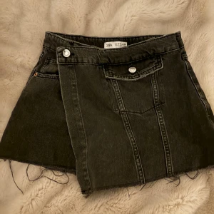 Jeanskjol/shorts - Jeanskjol framme men shorts där bak, svinsnygg, från zara barn storlek 13-14 men skulle nog säga XS💕