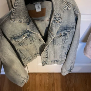 Ljusblå jeans jacka - Passade mig inte, kommer ej till användning, helt som nu, används en gång , pris kan diskuteras , nypris 399