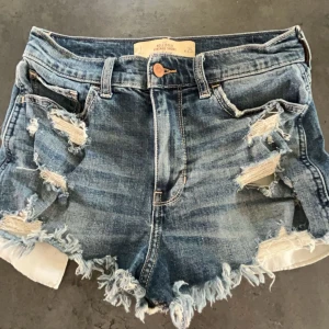 SKIT snygga hollister shorts  - säljer dessa skit snygga hollister shorts pga ingen användning och lite små!💗 aldrig använda och inga defekter! skriv för fler bilder eller frågor💗