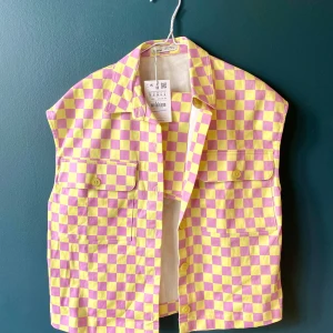 Pull&bear set - UNDERBART slutsålt set från pull&bear, NWT.  Överdel S, underdel M. Liten slits på kjol.   Perfektttt för festival, klubb, sommarkväll