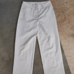 Kostymbyxa Only - Beige byxor från only i storlek 34. Använda men fint skick. 