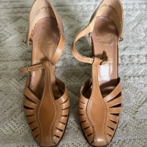 Gammaldags klackar - Jätte unika klackar. Inköpta på loppis för något år sedan, använt en gång. Står tyvärr ingen storlek på dom men skulle gissa på 35-36.