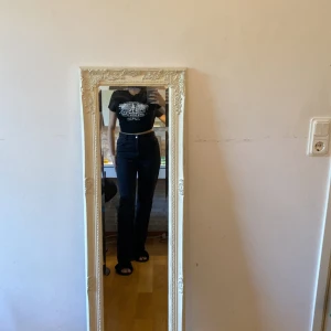 Svart t-shirt med tryck - Använt 1 gång I bra skick Strl S från shein Kort tröja 