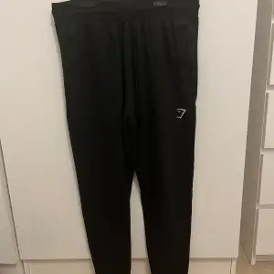 Ett par mjukisbyxor från gymshark, har två fickor DOCK är enda skavanken att den ena dragkedjan ej fungerar, men det är inget man tänker på. Välanvända så lite noppriga, inget som syns mycket eller märkbart, därav priset💕