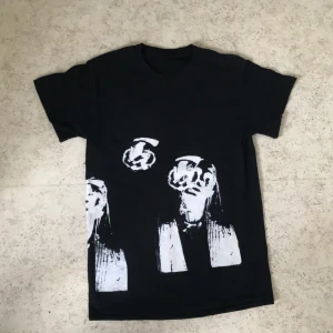 T-shirt - Hej, jag säljer en riktigt schysst T-shirt som jag köpte av en kille som gjorde egna custom made tröjor. Den är i väldigt fint skick. Färgen försvinner inte i tvätten eller vid andvänding. Tröjan är i storlek S. Skriv vid frågor eller vid intresse😀