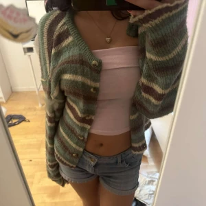 Söt mysig Stickad kofta  - Randig Stickad kofta från urban outfitters. Perfekt för hösten S sitter lite kort på en. 