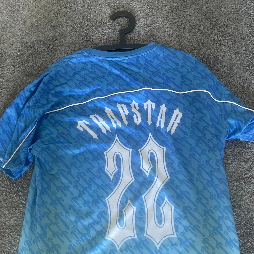 Säljer denna Limited edition Trapstar Jersey, köpt av min vän som köpte den när Trapstarlondon.com Gjorde sitt fotbolls drop 2022. Så den är väldigt sällsynt att hitta, speciellt i äkta som denna är. Den är i nyskick & storlek S så passar de flesta!. T-shirts.