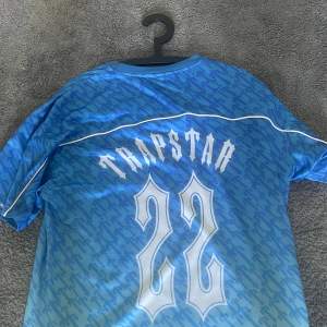 Säljer denna Limited edition Trapstar Jersey, köpt av min vän som köpte den när Trapstarlondon.com Gjorde sitt fotbolls drop 2022. Så den är väldigt sällsynt att hitta, speciellt i äkta som denna är. Den är i nyskick & storlek S så passar de flesta!