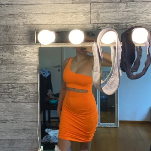 Neonorange klänning med ihopsatt kjol och mini topp - Aldrig använd ! Den är i strl S och hade suttit superbra om man bär XS också. Klänningen är ihopsatt med toppen Köpt från shein för några år sedan!