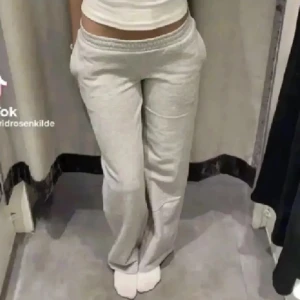 lågmidjade bikbok mjukisbyxor  - lågmidjade grå mjukisbyxor från bikbok i storlek XS. jätteskönt material och perfekta till hösten. helt oanvända med lappen kvar. nypris 400kr