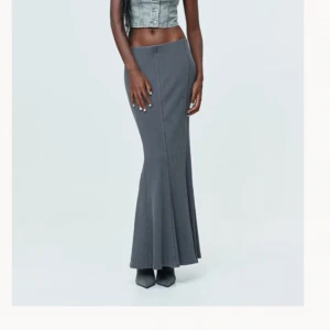 Grå kjol - H&M - Helt ny och odefekt kjol från H&M. Passar inte min stil. 