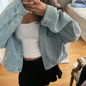 Svart kjol  - Svart kjol från pull&bear.  Använt 1 gång. Köparen står för frakt. Kan också mötas upp gratis i Stockholm.