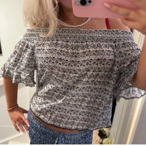 offshoulder topp - lånad bild av personen jag köpte av💕barnstorlek men passar XS/S! Säljer då den inte riktigt passade mig😔