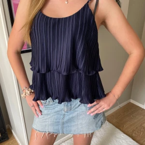 Mörkblå volangtopp - En plisserad topp med volanger 💗