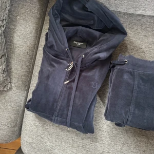 Juciy couture  - Mycket bra skick storlek s normal i storleken hör av er vid intresse😊