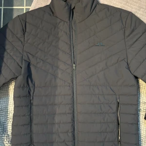 J.Lindeberg jacka - Säljer en nästin till helt ny J.lindeberg thin padded jacka! Inga defekter så skulle klassa den som en 10/10! Storlek M Pris kan diskuteras! Skriv vid mer info😃📲