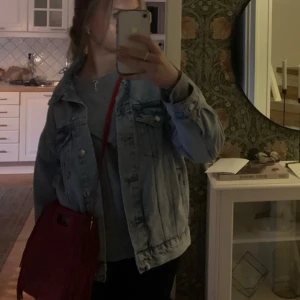 Super snygg jeans jacka från gina - Ljusblå jeansjacka