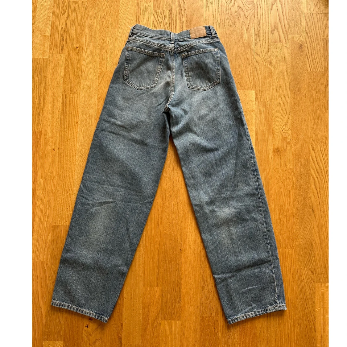 Weekday Rail Mid Loose Jeans i färgen ”Trove blå” storlek W26 L32 - 3