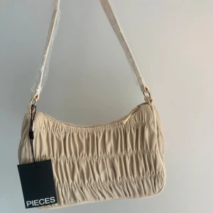 Väska - Helt oanvänd, plast och lapp kvar! 