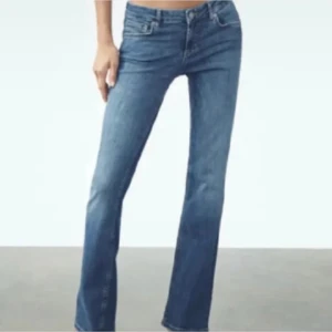 Zara jeans  - Populära lågmidjade zara jeans!!💖💖Pris går att diskutera vid snabb affär !! 