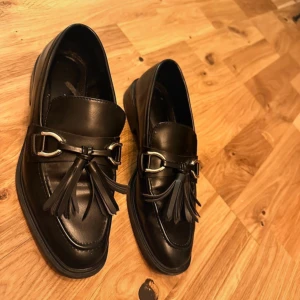 Loafers med tofsar  - Väl använda, finns 2-3 st smårepor (se bild)  Köptes för 399 kr. 