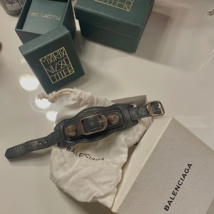 Balenciaga armband - Säljer detta Balenciaga armband, äkta och har box och påse. Använt men fint skick, ett extra hål gjort men inget som syns när man har på. Använd gärna köp nu. Kan gå ner i pris vid snabb affär.