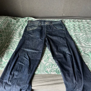 Levi’s Jeans - Jeansen är baggt jeans så som du ser på bilderna, de är bra skick och är ett pärla i branschen 