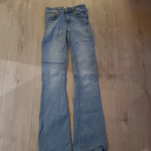 Bootcut mid low waist  - Ljusblåa jeans 158-164 cm Inga hål eller fläckar
