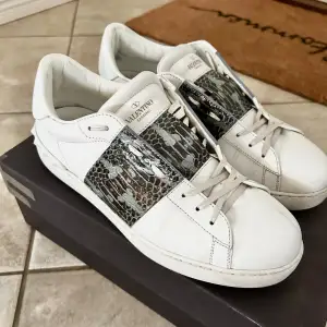 Valentino White Leather and Python Low. Medföljer nya skosnören. Storlek 43