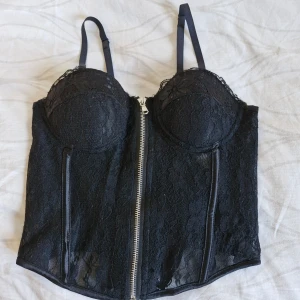 Svart spets-korsett - Fin korsett med dragkedja 🖤  Köpt från Shein för 149 kr, använd ett fåtal gånger. Beningen ger visst stöd men formar sig lätt efter kroppen om man sitter ner. I övrigt inget att anmärka på!  Hör gärna av er vid frågor :) 