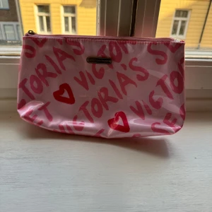 Neccesär från Victorias Secret - Neccesär från victorias secret. Väl använd med tvättas innan försäljning