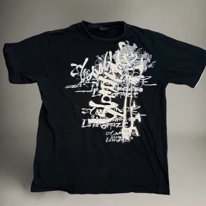 Tshirt - Tshirt från okänt märke, köpt secondhand. Skitsnygg matchar till allt! strl L men sitter som M👏