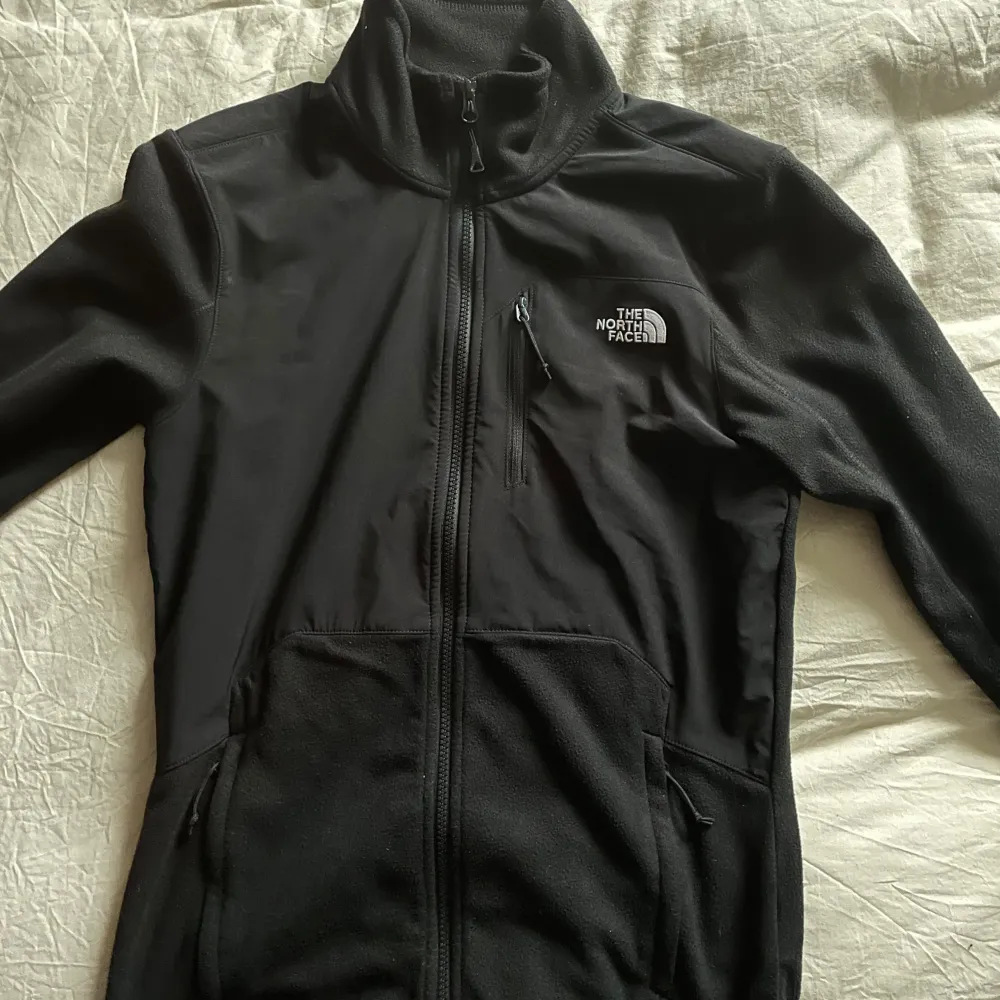 The North Face fleecetröja i bra skick. Som ny och endast använd och tvättad en gång. Köptes för 1199. Pris kan diskuteras! . Tröjor & Koftor.