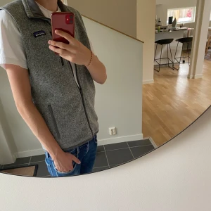 Patagonia fleece väst - Säljer min Patagonia fleece väst då den inte används så mycket. Skick 9/10 och sparsamt använd. Storlek S. Tveka inte att skriva vid frågor!