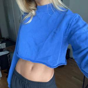 Croppad blå sweatshirt från nakd kollektion