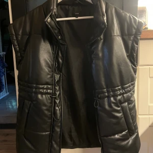 LXA väst  - Väst från LXA i storlek S, knappt använd så mycket fint skick!