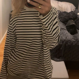 Randig långärmad  - En fin lite mer påkostad randig tröja som är långärmad. Skönt matreal från Gina Tricot