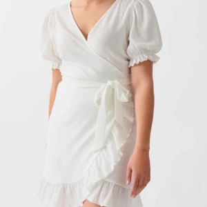 vit klänning - jättefin klänning från gina tricot💓 endast använd 1 gång så i nyskick, skriv vid frågor eller egna bilder