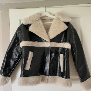 Skinnjacka med päls - Svart skinnjacka med detaljer av päls från Nelly. Storlek 36, normal i storleken. Endast testad. 