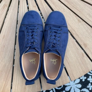 Mörkblåa loubs - Dags o sälja mina loubs, jag tvättar sulan innan köp, har ingen box tyvärr!