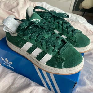 Campus 00 - Använda 2 gånger men inget som märks, vita skosnören och skolåda följs med om man vill de. Hör av er för fler bilder eller några frågor💗 (kan mötas upp och posta)