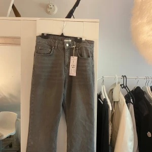 Jeans - Helt nya jeans me prislapp på. Ny pris 499