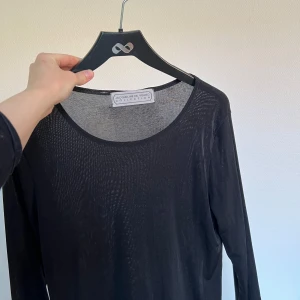 Långärmad tröja, mesh, strl S - Långärmad tröja i meshliknade material. Lite transparent, inte jättemycket. Perfekt till både vardag och fest. Passar till allt! Se profil för fler kläder från stories/Adoore/ganni Djerf. Samfrakt och mängdrabatt ges