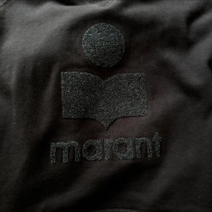 Isabel marant logo - Svart tröja med svart glittrig logo från Isabel Marant, passar perfekt till lite finare tillfällen💕💕💕 Den är köpt på vestiere där den har gått igenom äktighetents verifikation och den är i mycket bra skick, köp gärna med köp nu💖